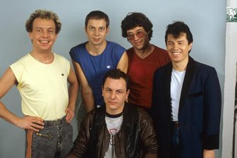 Ex-Drummer der Spider Murphy Gang: Franz Trojan ist tot - Die bayerische Rockgruppe Spider Murphy Gang um Drummer Franz Trojan (vorne sitzend), aufgenommen nach einem Auftritt in «Thommy's Pop Show».