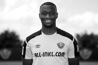 Ex-Dynamo-Spieler Diawusie mit 25 Jahren gestorben: Bundesweite Trauer nach plötzlichem Tod - Am Dienstagabend unterrichtete der SSV Jahn dann über den plötzlichen Tod Agyemang Diawusies.