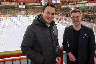 Ex-Eispirat Daniel Bucheli hinterlässt noch heute Spuren im Crimmitschauer Eishockey - Eispiraten-Pressesprecher Aaron Frieß (rechts) und Daniel Bucheli kennen sich noch aus der aktiven Zeit des Stürmers in Crimmitschau.