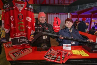 Ex-Eispiraten-Verteidiger Aleš Kranjc sitzt im Rollstuhl: Fans sammeln Spenden und signieren Eishockey-Buch - Veronika Gregor (links) und Katrin Fischer von der Faninitiative haben sich um den Verkauf der Tombola-Lose gekümmert.
