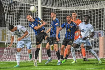 Ex-Freiberger mit nächstem Karrieresprung: Von der Mulde an das Deutsche Eck - Sein Pflichtspieldebüt im Stadion Oberwerth gab der Roßweiner Christopher Hauswald (in Orange) für den TuS Koblenz gegen die TSG Hoffenheim II im strömenden Regen. Sein Team steckt als Regionalliga-Aufsteiger in einer schwierigen Situation.