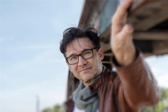 Ex-„Freie Presse“-Redakteur schreibt schwäbisch-rumänische Liebesgeschichte: Unterwegs auf verschiedenen Umlaufbahnen - Daniel Gräfe hat zum Thema seines ersten Romans eine Ost-West-Beziehungsgeschichte von europäischen Dimensionen gemacht. Anfang des Jahrtausends bei der „Freien Presse“ in Chemnitz als Redakteur tätig, arbeitet er heute für die „Stuttgarter Nachrichten“.