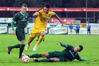 Ex-Fußballer des VfB Auerbach trifft beim Afrika-Cup auf Liverpool-Star Mo Salah - Das Foto von August 2016 zeigt Stanley Ratifo (gelbes Trikot) in einem Regionalliga-Heimspiel des VfB Auerbach gegen Union Fürstenwalde.