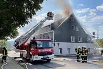 Ex-Gasthof in Flammen - Der ehemalige Gasthof in Niederlauterstein hat am Montag gebrannt.