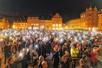 Ex-Grüne bei "Berggeschrey": Über 1000 Menschen protestieren im Erzgebirge gegen Energiepolitik - Das Licht bleibt an: Etwa 1000 Menschen versammelten sich auf dem Marktplatz in Annaberg zum "2. Berggeschrey". Oberbürgermeister Rolf Schmidt forderte Diplomatie im Krieg: "Ich möchte, dass das Töten endet." 
