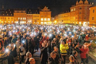 Ex-Grüne spricht bei Protest gegen Energiepolitik - Das Licht bleibt an: Etwa 1000 Menschen versammelten sich auf dem Marktplatz in Annaberg zum "2. Berggeschrey". Oberbürgermeister Rolf Schmidt forderte Diplomatie im Krieg: "Ich möchte, dass das Töten endet." 