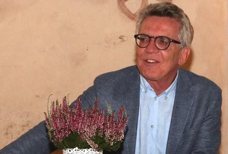 Ex-Innenminister liest in Neuensalz - Ex-Innenminister Thomas de Maizière (CDU) am Montagabend bei seiner Lesung in der Kapelle Neuensalz. 