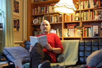 Ex-Intendant des Plauener Theaters Dieter Roth wird 80 Jahre - Der Theatermann Klausdieter Roth, kurz Dieter, ist auch ein leidenschaftlicher Buchmensch. Der Träger der Plauener Stadtplakette (2010) schreibt zudem selbst, darunter zum Beispiel Gedichte und seine Autobiografie.