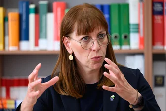 Ex-Justizministerin zu geplatzter Verfassungsrichterwahl: „Spielfigur im autoritären Spiel der AfD“ - Die Grünen-Landtagsabgeordnete Katja Meier war Justizministerin der Kenia-Koalition bis Dezember 2024.