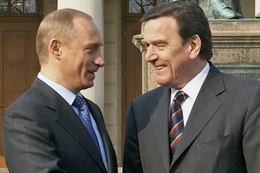Ex-Kanzler Schröder und der "lupenreine Demokrat" - Begegnung 2002: "Demokrat" Wladimir Putin (links) und sein Freund Gerhard Schröder. 