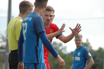 Ex-Kapitän des Chemnitzer FC als Ersthelfer: „So eine Situation habe ich in meiner gesamten Profikarriere nicht erlebt“ - Hier ärgert sich Robert Zickert (in Rot) noch über sein nicht anerkanntes Abstaubertor in der ersten Halbzeit. In der zweiten leistete er schnell Hilfe bei einem Gegenspieler.