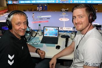 Ex-Kapitän kommentiert umjubelten Heimsieg - Jörg Meinhardt (l.) wurde am Sonnabend bei der Live-Sendung am Mikrofon von Sohn und Ex-Kapitän Eric Meinhardt unterstützt.
