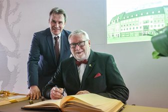 Ex-Landrat Damm als Ehrenbürger Mittweidas gefeiert - Mittweidas Oberbürgermeister Ralf Schreiber (l.) überreichte Ex-Landrat Matthias Damm (beide CDU) die Ehrenbürgerurkunde. Hier trägt sich Damm in des Ehrenbuch der Stadt Mittweida ein.