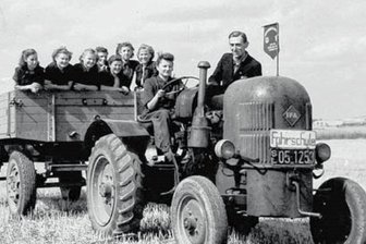 Ex-LPG-Chef: So war das Landleben in der DDR - Das Bild entstand vor 70 Jahren: Gerhard Zapf (1920 bis 2008), langjähriger Direktor des Kreisbetriebs für Landtechnik, 1952 als Fahrschullehrer und Lehrausbilder mit einer Mädchengruppe auf dem Traktor. Repro: Harald Sulski