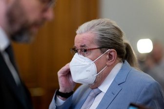 Leipzig: Udo Foht (r), früherer Unterhaltungschef des Mitteldeutschen Rundfunks (MDR), wartet im Saal des Landgerichts neben seinem Anwalt Ulrich Wehner (l) auf die Fortsetzung des Prozesses.