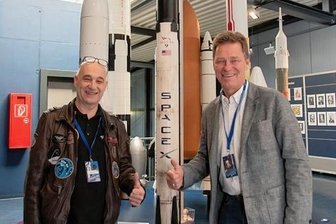 Ex-Mitarbeiter von Elon Musk bei Raumfahrttag in Morgenröthe-Rautenkranz - Raumfahrtingenieur Hans-Jörg Königsmann (rechts) und Volker Schmid vom Deutschen Zentrum für Luft- und Raumfahrt enthüllten am Samstag in der Ausstellung das Modell einer Falcon 9-Rakete.