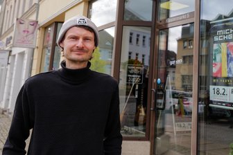Ex-Moto-GP Schrauber gründet neuen Gitarrenladen in Plauen: „Viele waren überrascht, dass ein neues Geschäft öffnet“ - Florian Richter vor seinem Gitarrenladen „Tritone Music“ in Plauen.