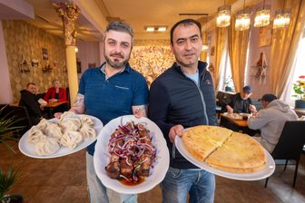 Ex-„Mozartschlössel“: In Plauener Traditionslokal kommen jetzt georgische Speisen auf den Teller - Thomas Tsirlauri und Mikheil Tetradze (links) sind die Wirte des neuen „Qartuli“ an der Ecke Jößnitzer/Mozartstraße in Plauen.