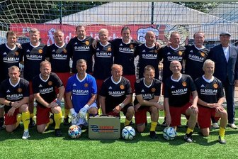 Ex-National-Kicker zu Gast in der Grubehalle - Stargäste: Die Kicker des Ost-Fußball-Traditionsteams um „Atze“ Döschner (r.) kommen kurz vor Silvester nach Freiberg.
