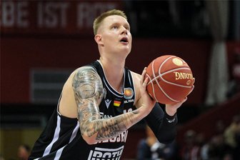 Ex-Nationalspieler Robin Benzing vor seinem Gastspiel bei den Niners Chemnitz: "Unter Rodrigo Pastore hätte ich gern noch einmal gespielt" - Robin Benzing war lange Kapitän der deutschen Nationalmannschaft, seit diesem Sommer spielt er bei Zweitligist Gießen.