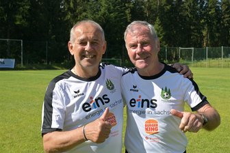 Ex-Nationalspieler trainiert am Vormittag die Kinder der Fußballschule Vogtland und am Nachmittag sein Zweitliga-Team - Petr Rada, Trainer von Dukla Prag und ehemaliger tschechischer Nationalspieler (links), war für einen Vormittag bei der Fußballschule Vogtland dabei. Rechts Volkhardt Kramer, der Vater der Fußballschule.
