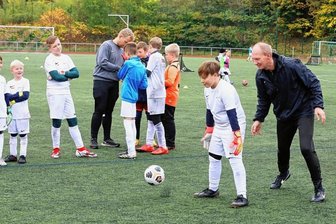 Ex-Nationaltorhüter trainiert mit Fußball-Talenten in Werdau -