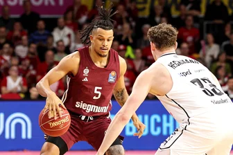 Ex-Niners-Spieler Nelson Weidemann vor dem Spitzenspiel in Chemnitz: Hier in München zählen nur Siege - Nelson Weidemann spielte von 2021 bis 2023 in Chemnitz, steht jetzt für den FC Bayern München auf dem Feld. Am Sonntag kehrt er mit seiner neuen Mannschaft nach Chemnitz zurück, wo das Spitzenspiel der Bundesliga ansteht.