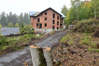 Ex-Nobelherberge im Vogtland: Baumfällungen werfen Fragen auf - Um das frühere Ferienheim Luginsland bei Schönberg wurden umfangreich Bäume gefällt.