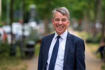 Ex-Oberbürgermeister zu drohenden Störfeuern im Chemnitzer Kulturhauptstadtjahr: „Kampf gegen Rechtsextremismus wird immer wichtiger“ - Albrecht Schröter, ehemaliger Oberbürgermeister von Jena, ist bekannt für sein Engagement gegen Rechtsextremismus. Er hat auch schon an Sitzblockaden gegen rechte Aufmärsche teilgenommen.