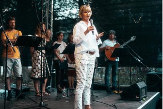 Ex-Oberbürgermeisterin Barbara Ludwig: „Wir wollten das DDR-Bildungssystem reformieren“ - Barbara Ludwig, Mitinitiatorin des Chemnitzer Schulmodells (CSM) und ehemalige Oberbürgermeisterin, bei der Eröffnung der diesjährigen „Begehungen“ im ehemaligen Gebäude des CSM.