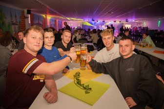 Ex-Penny-Markt im Vogtland besteht Test als Partylocation - Die fünf Freunde Leon Klug, Karl Stützner, Dennis Reich, Tim Leistner und David Wurziger (von links) waren vom Bierfest im ehemaligen Pennymarkt am der Untermarxgründer Straße in Oelsnitz begeistert.