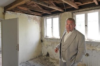 Ex-Poliklinik in Freiberg soll Gesundheitszentrum werden - Arne Gorzolla vom BBF Baubüro Freiberg sagt, er sei seit viereinhalb Jahren in die Planungen für das Gebäude eingebunden: "Wir wollten die Decke im Dachgeschoss anheben, aber das hat der Denkmalschutz nicht zugelassen."