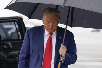 Ex-Präsident Trump in Washington vor Gericht: Anklage mit Blick auf den Tatort -  Der frühere US-Präsident Donald Trump hat nach der beispiellosen Anklage gegen ihn rund um versuchten Wahlbetrug und die Kapitol-Attacke auf «nicht schuldig» plädiert.