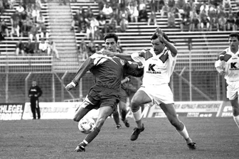 Ex-Profi des FSV und CFC tippt auf Sieg für Zwickau: „Rico Schmitt hatte einen sehr guten Lehrmeister“ - 1994 noch zwei Klassen höher: Peter Keller (im Zweikampf mit CFC-Profi Sixten Veit) spielte im Oktober auf der heimischen Halde für den FSV Zwickau. Gut ein Jahr zuvor trug er noch das Chemnitzer Dress.