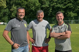 Ex-Profi Schlotterbeck trainiert 40 Talente beim Sommercamp des SV Mülsen St. Niclas - Niels Schlotterbeck (Mitte) mit Nachwuchsleiter Silvio Lange (links) und Organisator Mirko Mittag (rechts) vom SV Mülsen St. Niclas.