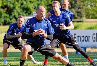 Ex-Profi will seine Karriere in Glauchau beenden - Torhüter-Neuzugang Stefan Schmidt (vorn) beim Trainingsauftakt des VfB Empor Glauchau am Freitagabend. Ihr erstes Testspiel bestreiten die Westsachsen am kommenden Samstag beim SV Schmölln.