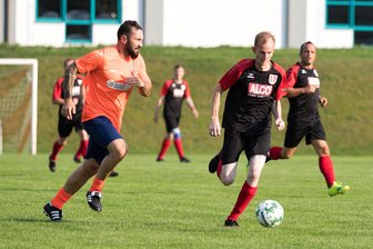 Ex-Profis haben nichts verlernt - Einer der wenigen Durchbrüche für die Brander Fußballer: Ex-Profi Ingo Hertzsch (l.) verfolgt Maximilian Pinka (r.). 