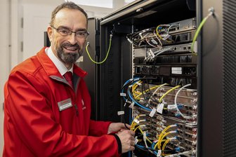Ex-Raschauer baut mit an der Zukunft der Eisenbahn: Digitales Testfeld wird 5G-Technik nutzen - Ingo Willimowski in einem Raum mit 5G-Technik im unteren Bahnhof von Annaberg-Buchholz. Beim Aufbau des digitalen Testfelds entlang der Bahntrasse zwischen Annaberg-Buchholz und Schwarzenberg kann der Mobilfunkexperte Theorie und Praxis miteinander verbinden. r