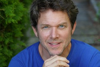 Ex-Soko-Leipzig-Kommissar: Steffen Schroeders Rückkehr zu den Dreharbeiten und einen Besuch in Hartmannsdorf - Schauspieler und Buchautor Steffen Schroeder ist mit der Schauspielerin Ute Springer verheiratet und lebt in Potsdam. Zur Buchlesung kommt er am 3. Oktober nach Hartmannsdorf. Er stellt sein drittes Buch vor, ein Roman über den Physiker Max Planck – ein Vorfahr.