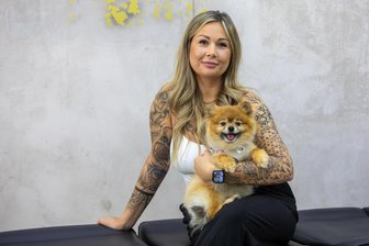 Ex-Soldatin eröffnet Make-up- und Tattoostudio in Plauen: „Meine älteste Kundin ist 82“ - Anne-Sophie Klaus mit Hund Oskar in ihrem neuen Laden.