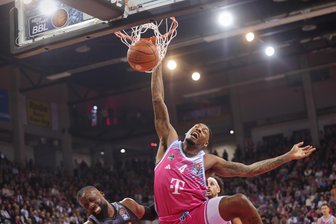 Ex-Spieler Jeff Garrett entscheidet Krimi zwischen den Niners Chemnitz und den Telekom Baskets Bonn - Ex-Niners-Spieler Jeff Garrett dunkt gegen John Newman.