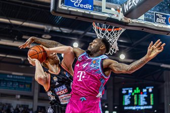 Ex-Spieler Jeff Garrett vor dem ersten Wiedersehen mit den Niners Chemnitz: „Das wird ein ganz besonderes Spiel für mich“ - Er geht dorthin, wo es wehtut: Mit seiner kämpferischen Art spielte sich Jeff Garrett in die Herzen der Chemnitzer Fans. Jetzt läuft er für die Telekom Baskets Bonn auf (hier gegen Ulm).