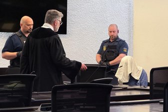 Ex-Tagesvater gesteht schweren Missbrauch von Kita-Kindern - Der Angeklagte kam mit verdecktem Gesicht in den Gerichtssaal.