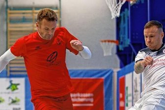 Ex-Trainer kann HOT 05 nicht aufhalten - Ex-HOT-05-Trainer Michal Salak (links) traf im Testspiel gegen seinen ehemaligen Klub doppelt. 