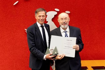 Ex-TU-Chemnitz-Professor Eckhard Jesse: „Viele Leute in der AfD sind keine Anhänger des demokratischen Verfassungsstaates“ - Landtagspräsident Matthias Rößler (links) zeichnet den Politikwissenschaftler Eckhard Jesse mit der Sächsischen Verfassungsmedaille aus. Jesse ist neben beispielsweise dem Maler Neo Rauch und dem Dirigenten Christian Thielemann eine von acht Persönlichkeiten, denen diese Ehre dieses Jahr zuteil wurde.