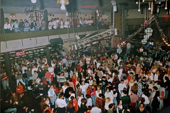 Ex-Uni-Mitarbeiter erinnern sich an geile Zeit in Lichtenstein - Uni-Disco anno 1995: Da hieß es Schlange stehen nach Eintrittskarten.