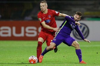 Ex-Veilchen Feick leitet die Auer Niederlage ein - Ex-Veilchen Arne Feick, Torschütze zum 1:0 für die Gäste (links), und Simon Skarlatidis im Zweikampf.