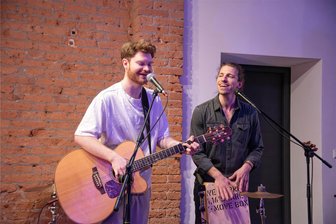 Ex-Voice of Germany-Teilnehmer Leander Gronem: Warum er die Fronfeste in Adorf für einen wichtigen Kulturort hält - Die vogtländischen Musiker Leander Gronem (links) und Christian Nestler (rechts) traten als das Duo Leander und der Andere in der Fronfeste in Adorf auf.