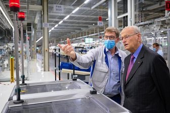 Ex-VW-Chef Carl Hahn in Zwickau: Der alte Chef ist für ein paar Stunden zurück - Carl Hahn (rechts) bei seinem Rundgang durch die Werkhallen in Mosel.