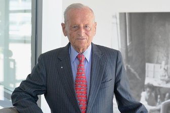 Ex-VW-Chef Carl Hahn wird 95: Sein Faible für Automobile lebt er noch heute - Carl Hahn liebt schnelle Autos, aber auch die Zukunftstechnologien. 